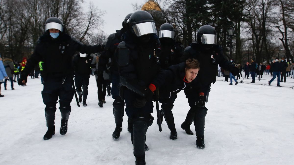 Účet za divoký den v Rusku: 3000 zatčených a plán na další protest